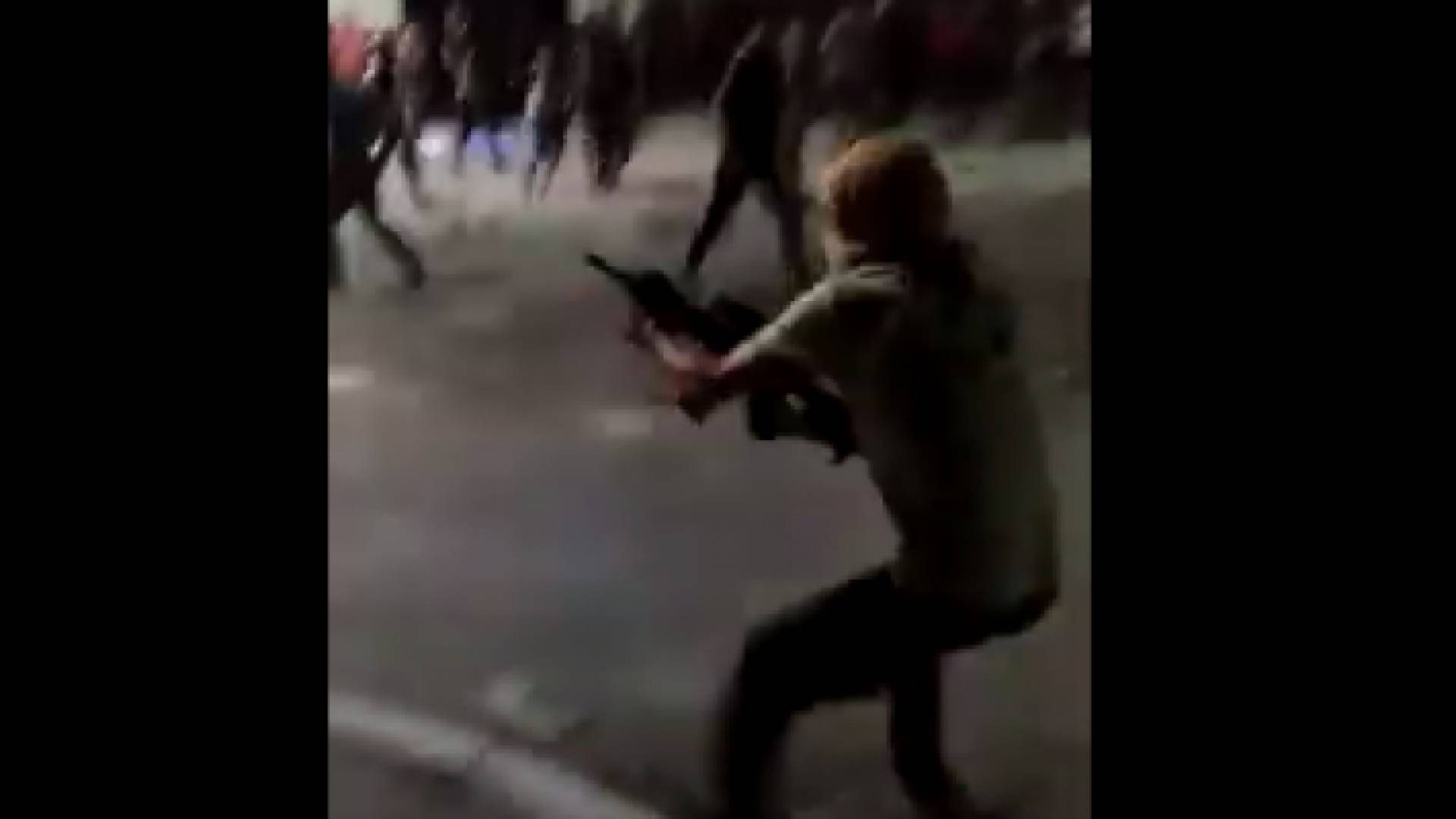 شخص يقوم باطلاق الرصاص الحي باتجاه قوات الدرك في الرمثا