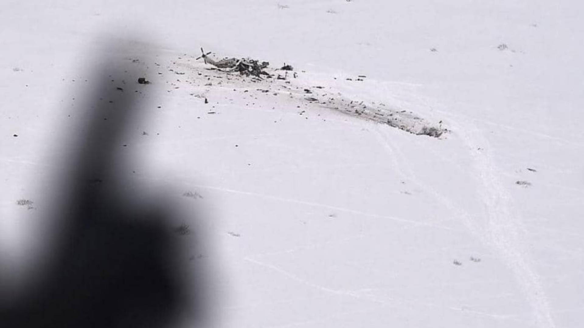 المروحية والطائرة تحطمتا في حقل