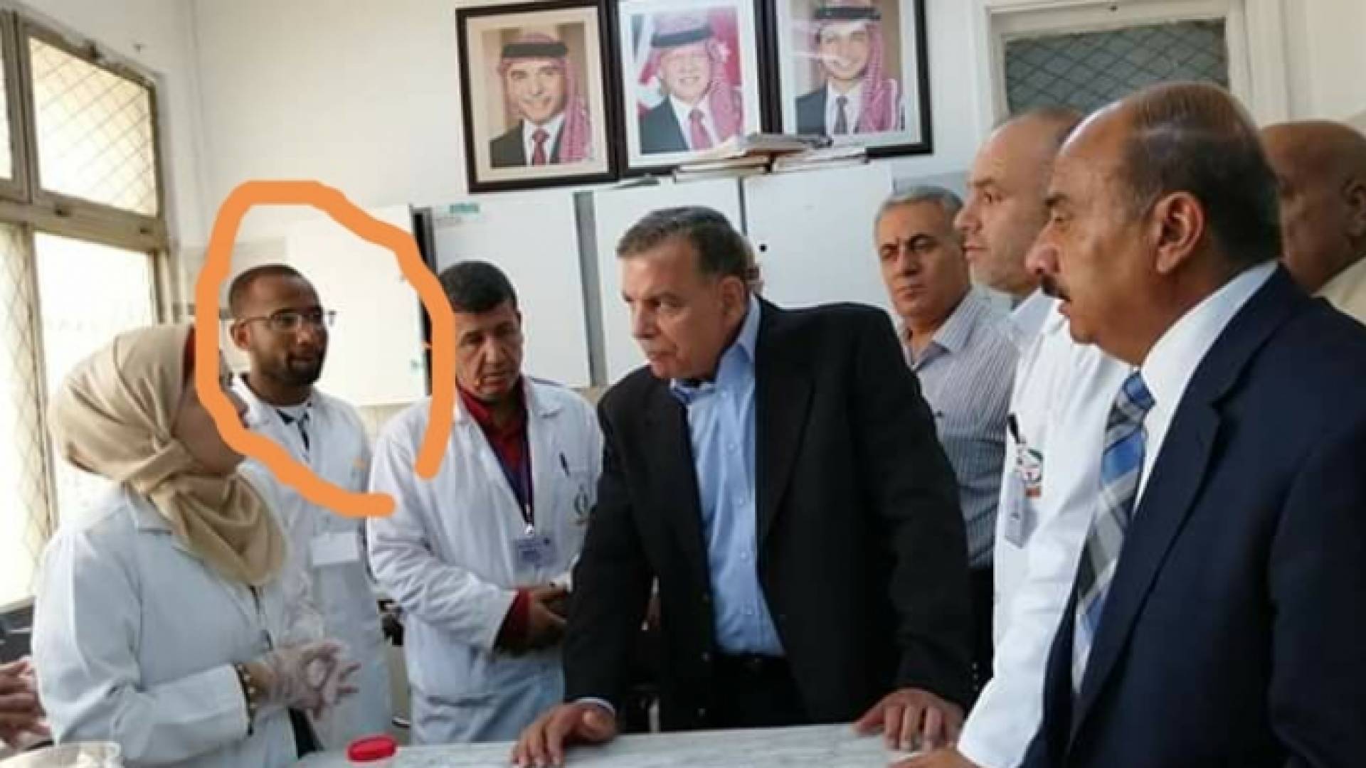 صورة من زيارة وزير الصحة للمستشفى والشاب فرج