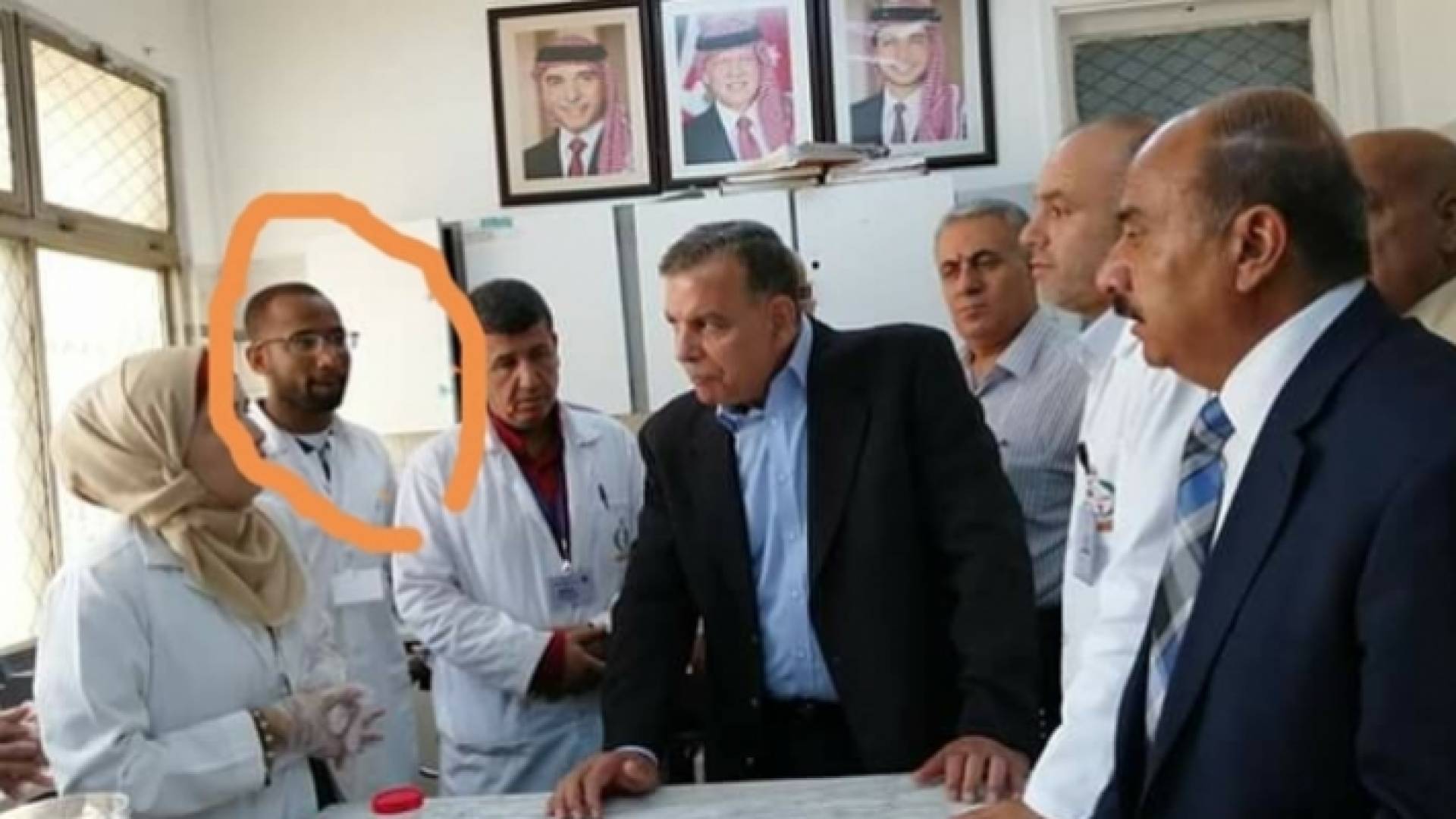 صورة من زيارة وزير الصحة للمستشفى والشاب فرج