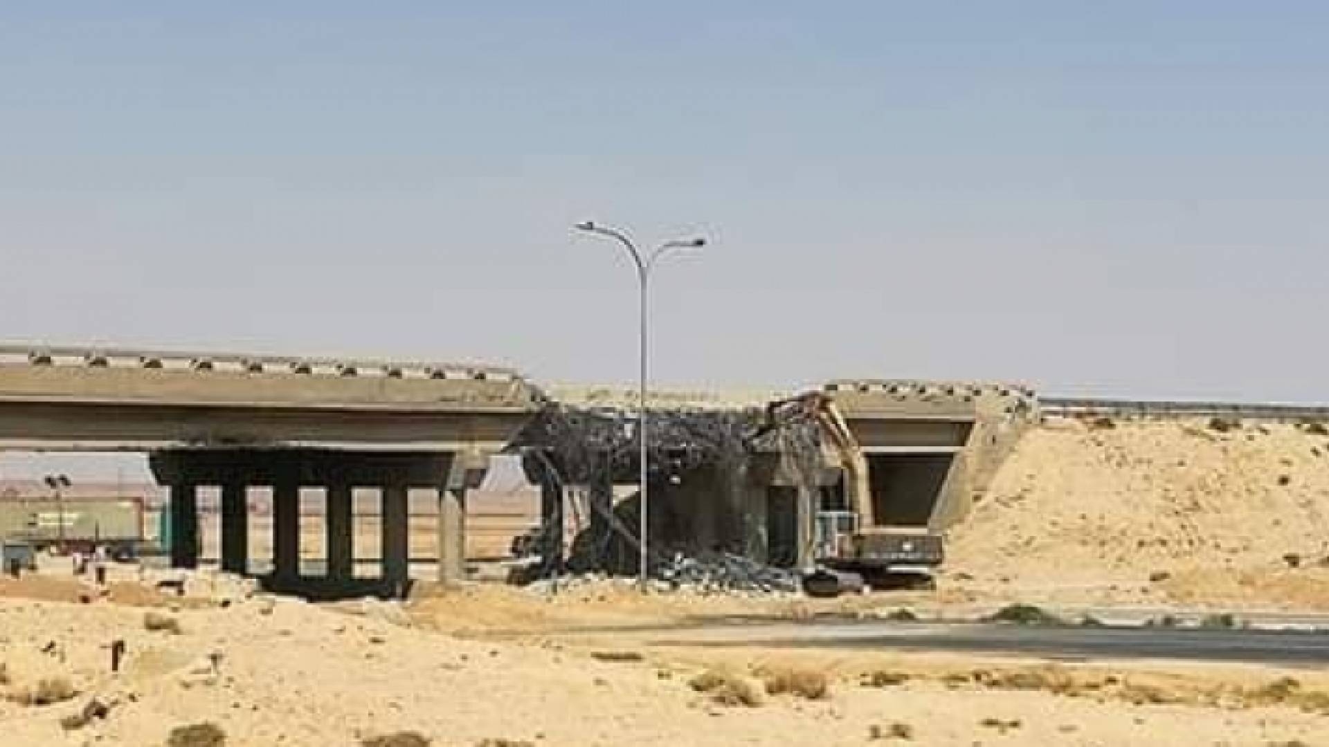 البدء بازالة جسر "الحسينية" على الطريق الصحراوي
