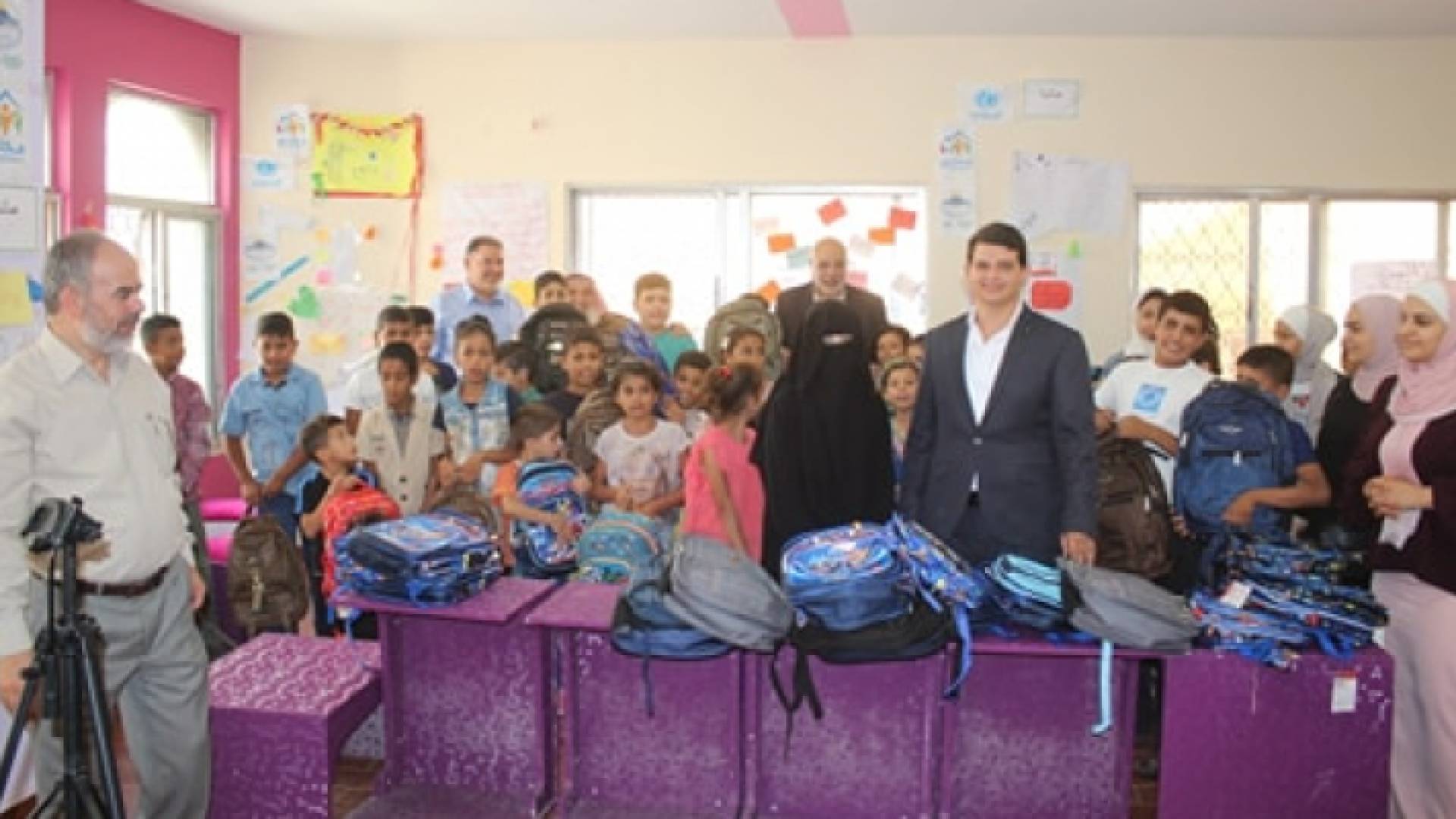 العروسان قاما بتوزيع 600 حقيبة مدرسية مع قرطاسية بقيمة 6000 دينار