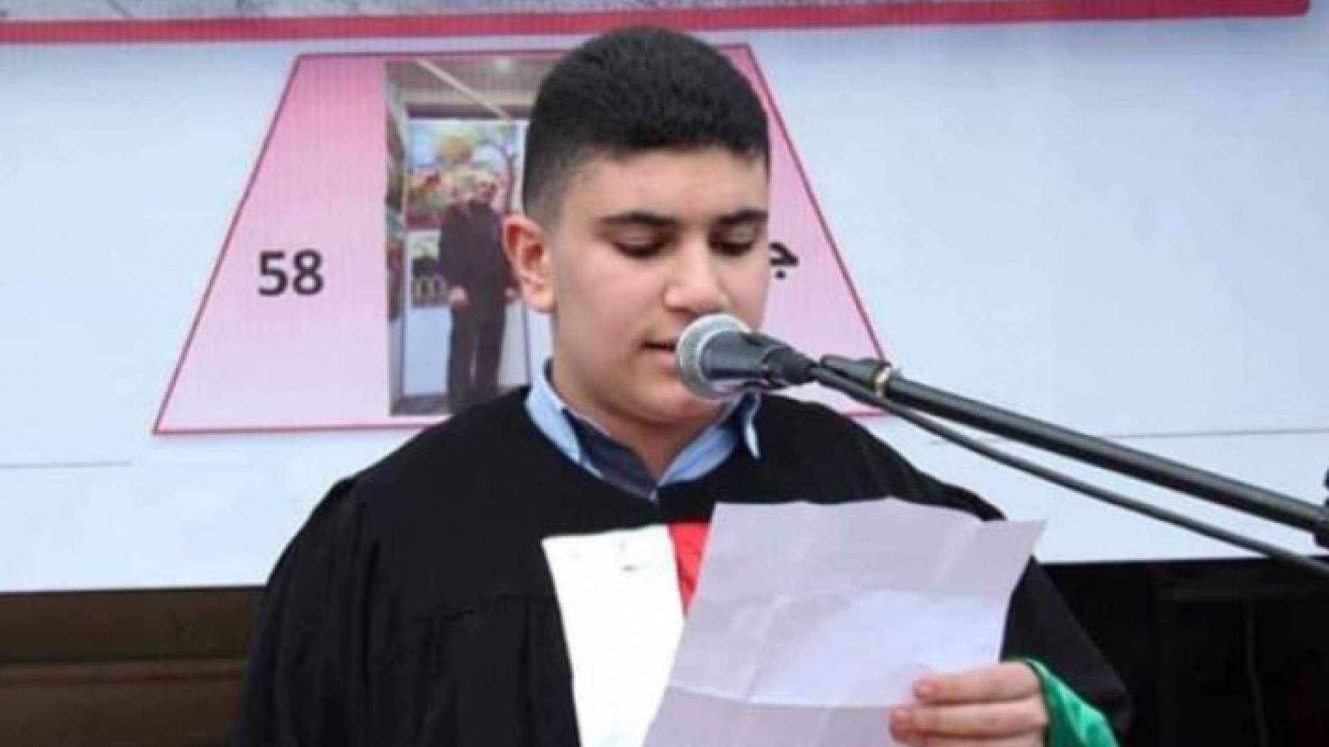 الطالب الفلسطيني يبلغ من العمر 17 سنة