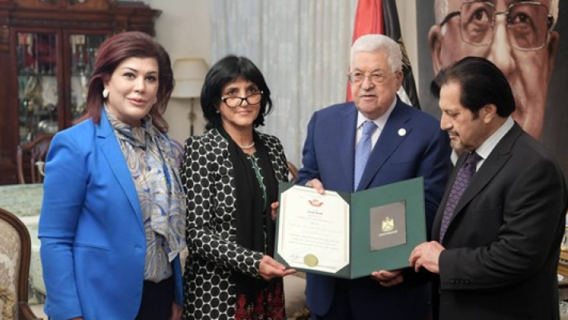 الرئيس يمنح القائد العراقي الراحل عمر علي وسام نجمة فلسطين العسكري