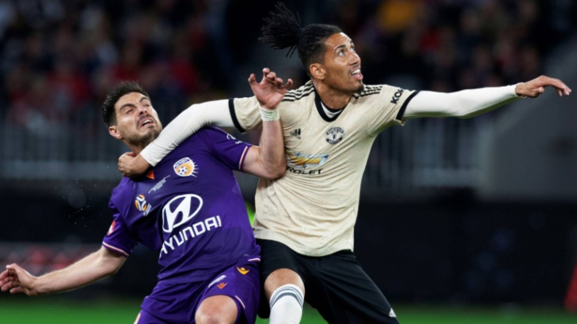 كريس سمولينغ يصارع على الكرة برونو فورنارولي خلال مباراة ودية بين مانشستر يونايتد وبيرث غلوري الأسترالي