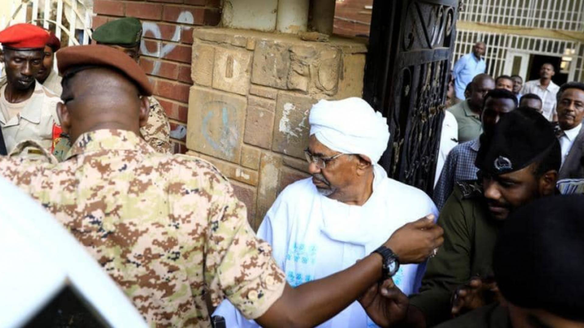 تم ضبط 6,9 مليون يورو و351 ألف دولار و5,7 مليون جنيه سوداني في منزل البشير