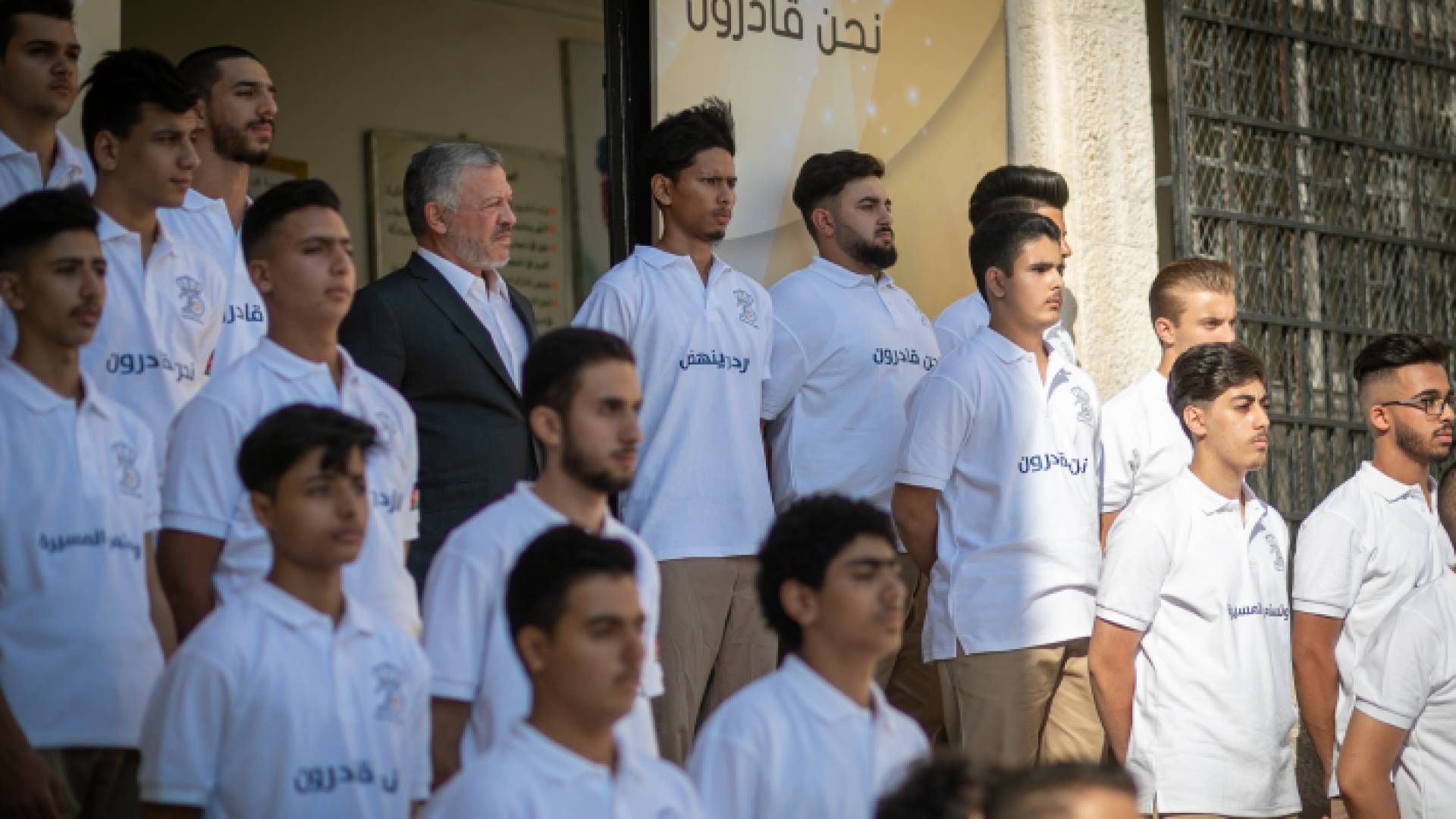 الملك يشارك طلبة مدرسة كلية الحسين الثانوية فعاليات الطابور الصباحي