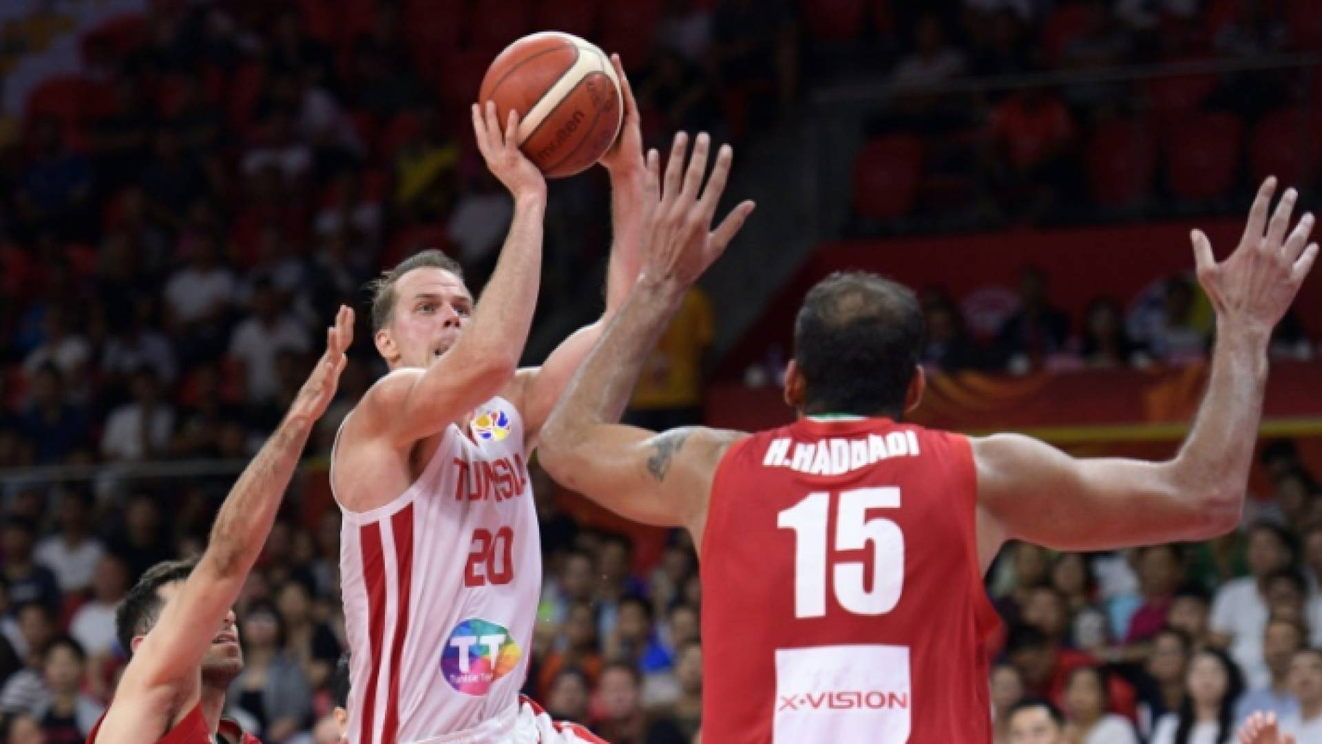 التونسي مايكل رول يسدد نحو السلة الإيرانية