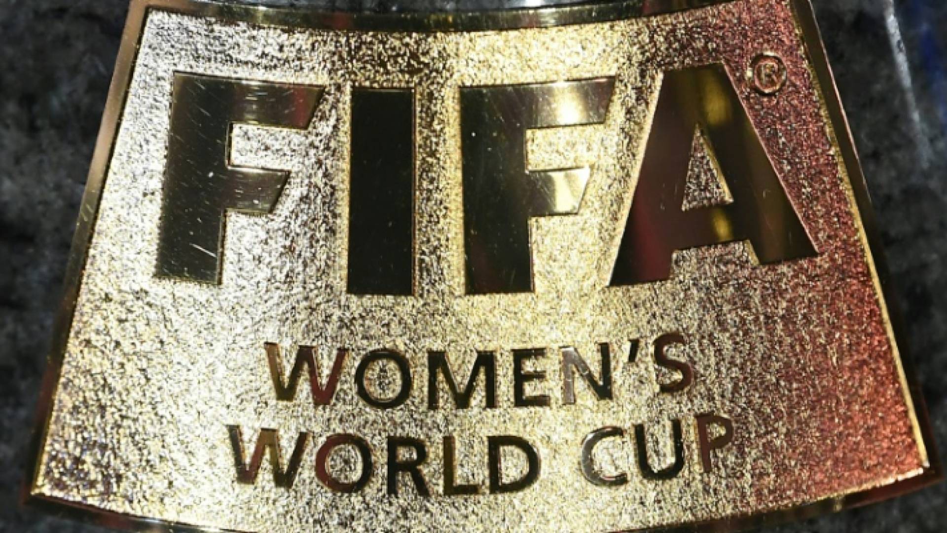 تتنافس ثمانية بلدان على استضافة كأس العالم 2023 في كرة القدم للسيدات، والتي ستكون الأولى بمشاركة 32 منتخبا بدلا من 24.