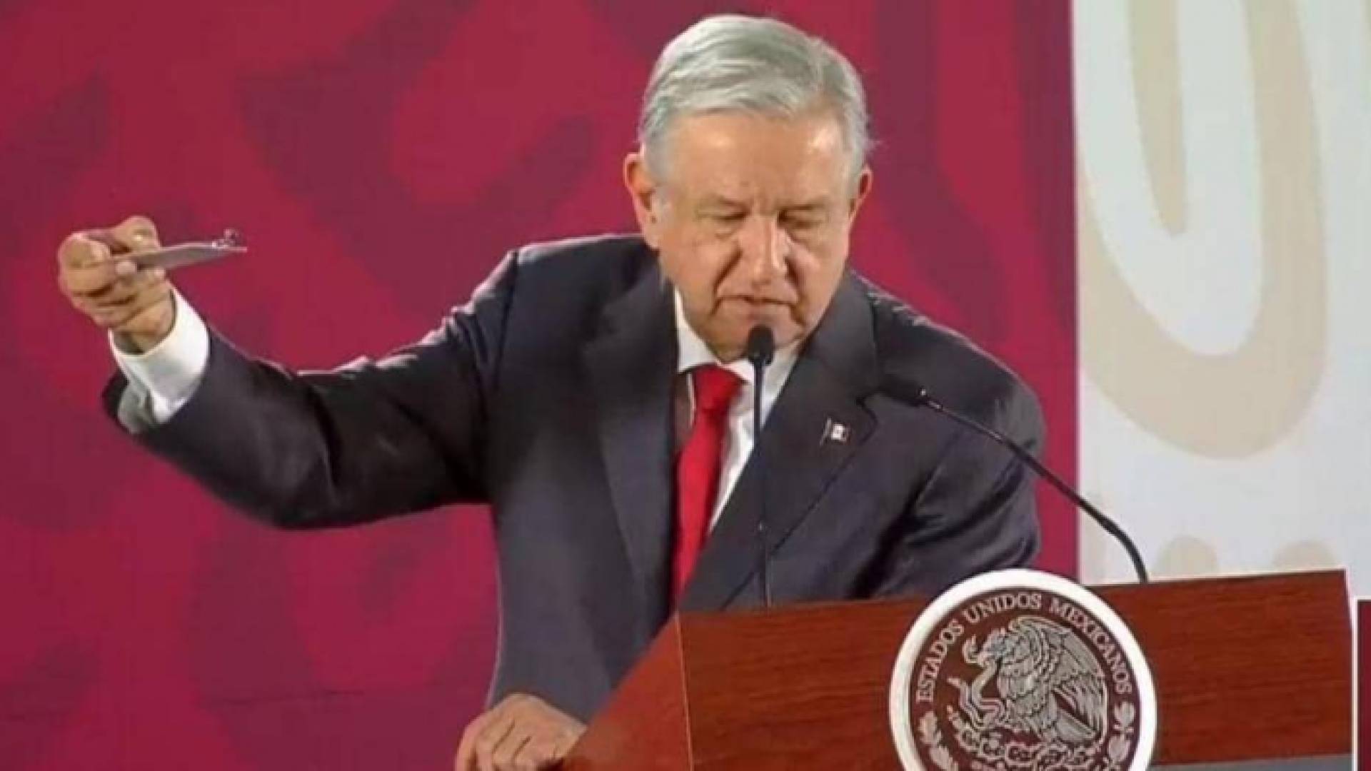 الرئيس المكسيكي يعرض الكاميرا أمام الصحفيين