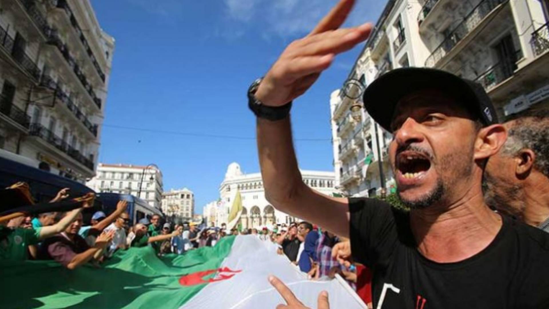 الطلبة هتفوا “لا انتخابات مع عصابات المافيا”