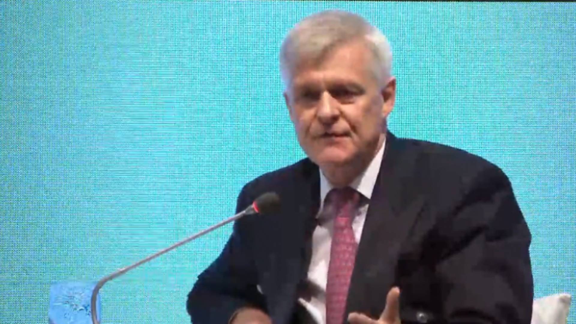 السفير البريطاني في عمان ادوارد اوكدن