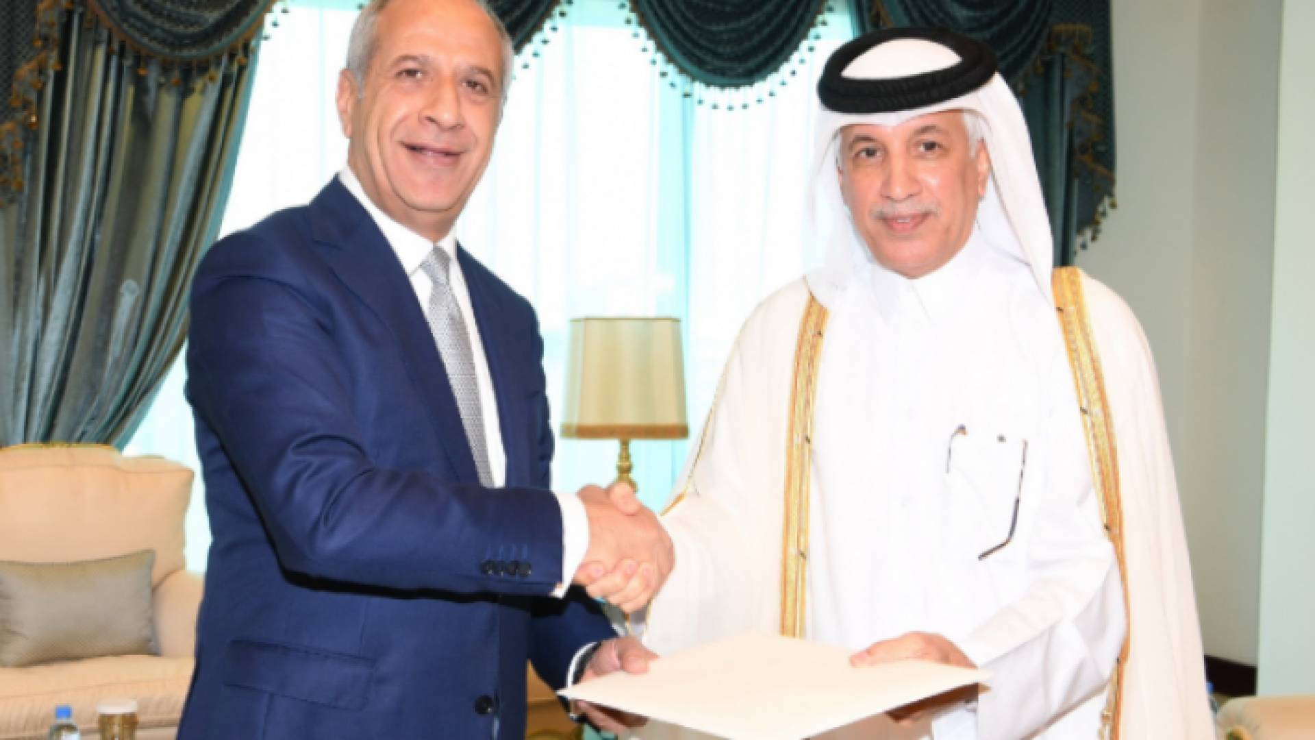 وزير الدولة للشؤون الخارجية القطري يتسلم نسخة من أوراق اعتماد اللوزي