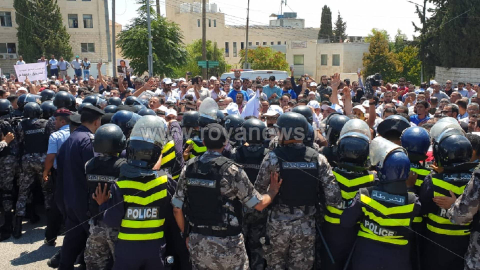 من اعتصام المعلمين في محيط الدوار الرابع