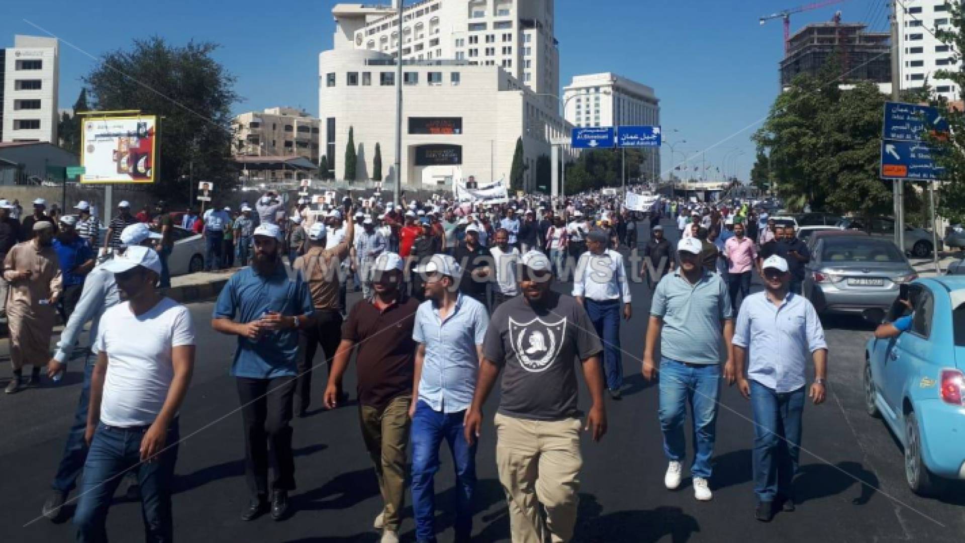 معلمون يغادرون الدوار الخامس إلى "الرابع" في عمان لتنفيذ وقفتهم
