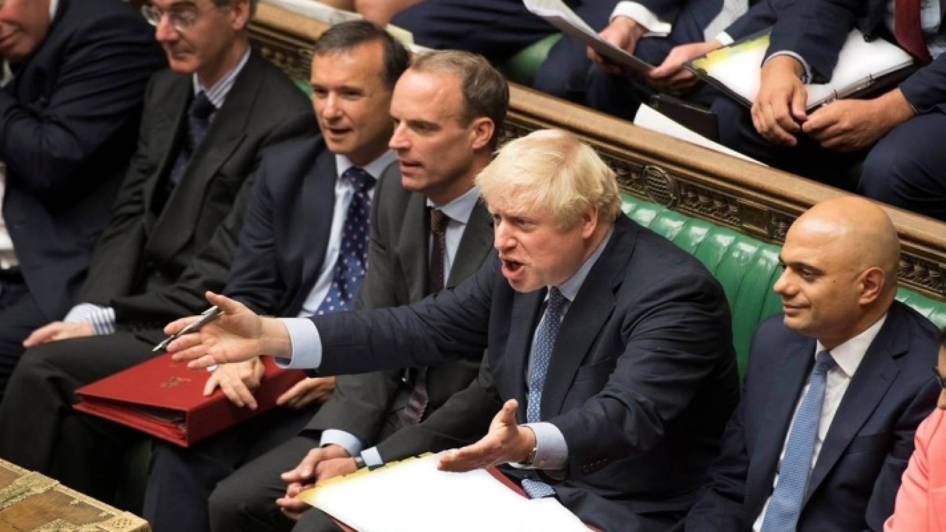 رئيس الوزراء البريطاني بوريس جونسون ينفعل خلال جلسة مجلس العموم في لندن