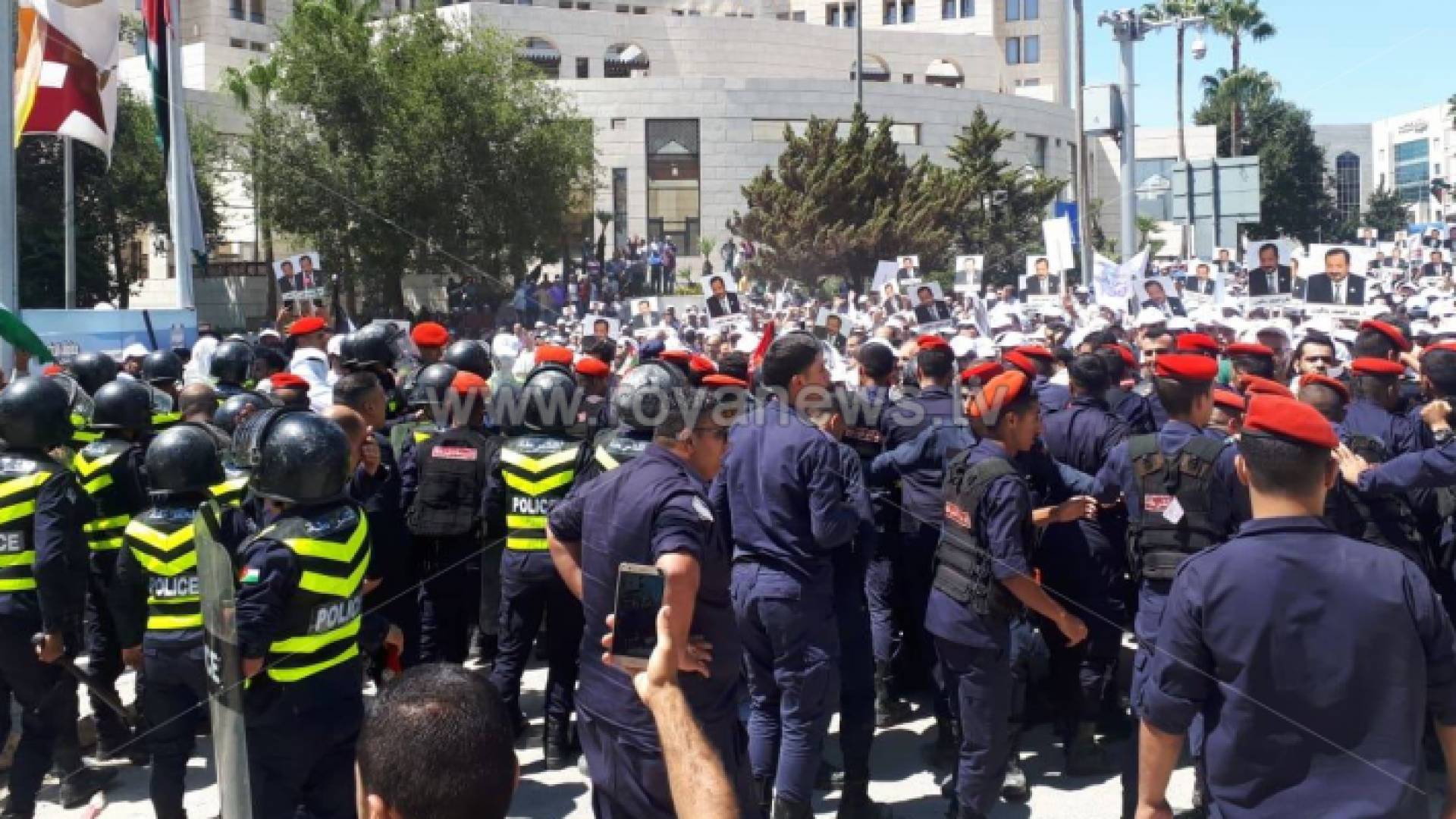 من الوقفة الاحتجاجية للمعملين