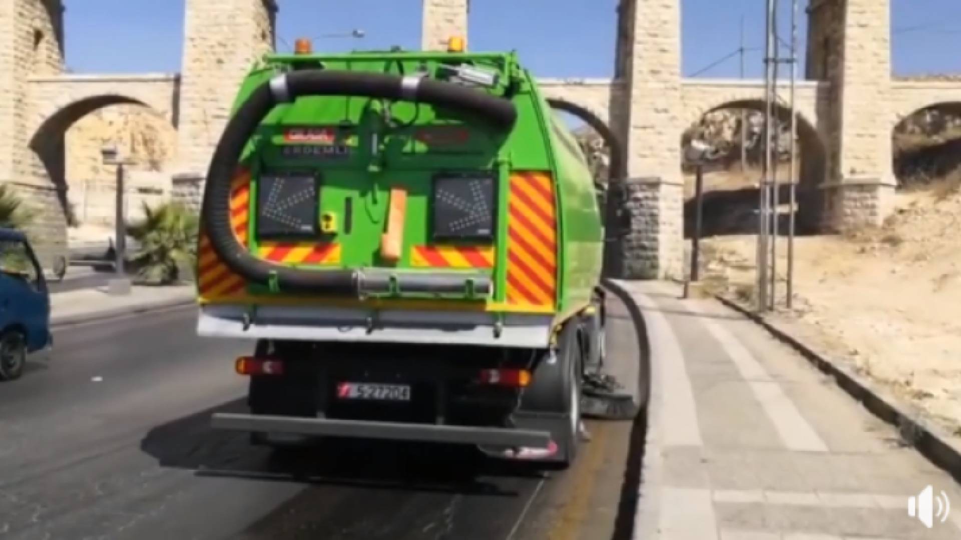 أمانة عمان تباشر تنظيف طرق العاصمة عبر "الكنس الآلي"