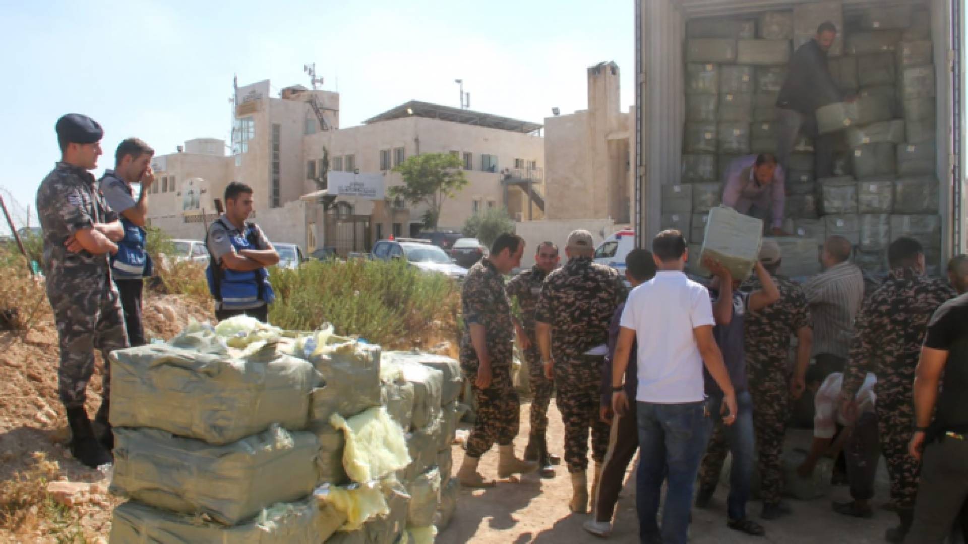 إحباط تهريب حاوية العاب نارية وسجائر الكترونية