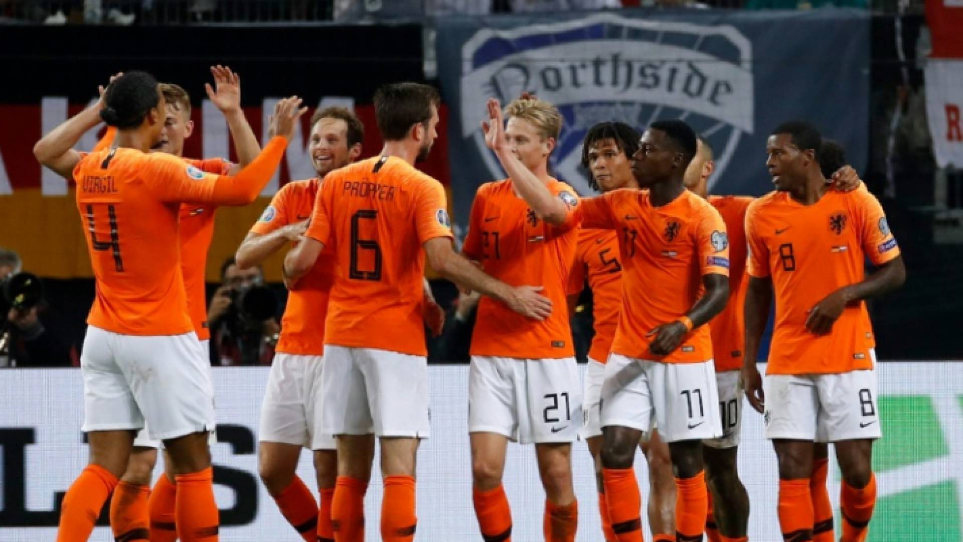 لاعبو هولندا يحتفلون بتسجيل احد اهدافهم ف يمرمى المانيا