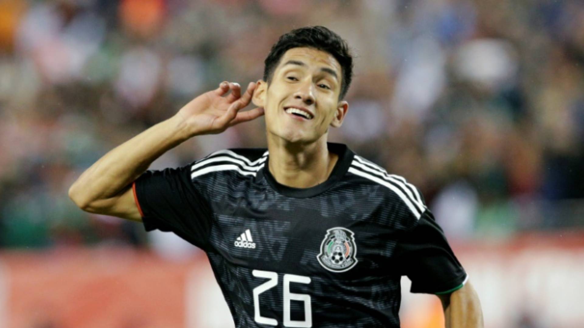 أورييل أنتونا يحتفل بتسجيل هدف لمنتخب المكسيك في مرمى الولايات المتحدة