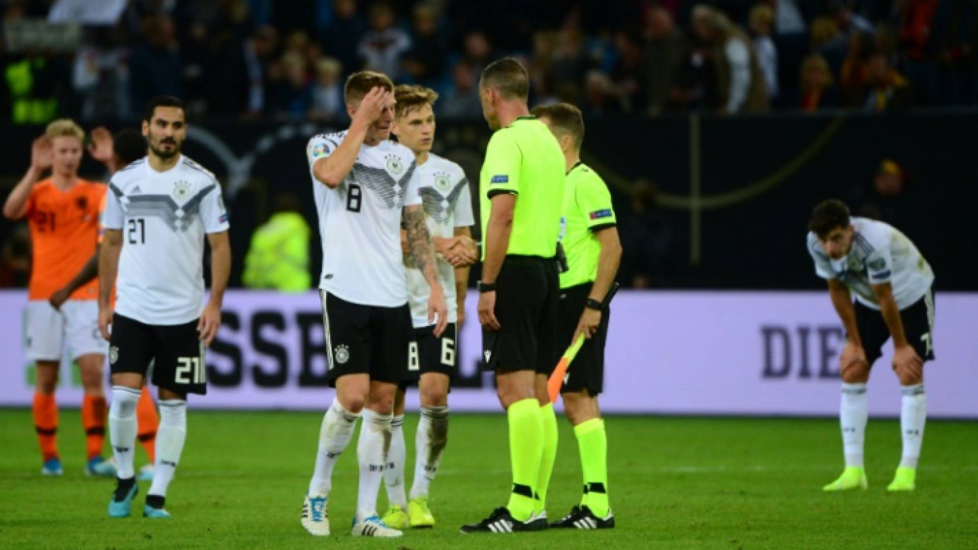 خيبة لاعبي المنتخب الألماني بعد الخسارة أمام هولندا في التصفيات المؤهلة الى كأس أوروبا