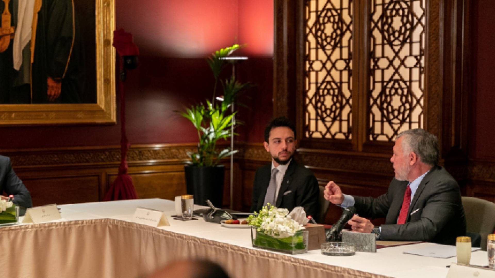 الملك يلتقي شخصيات سياسية واقتصادية وإعلامية