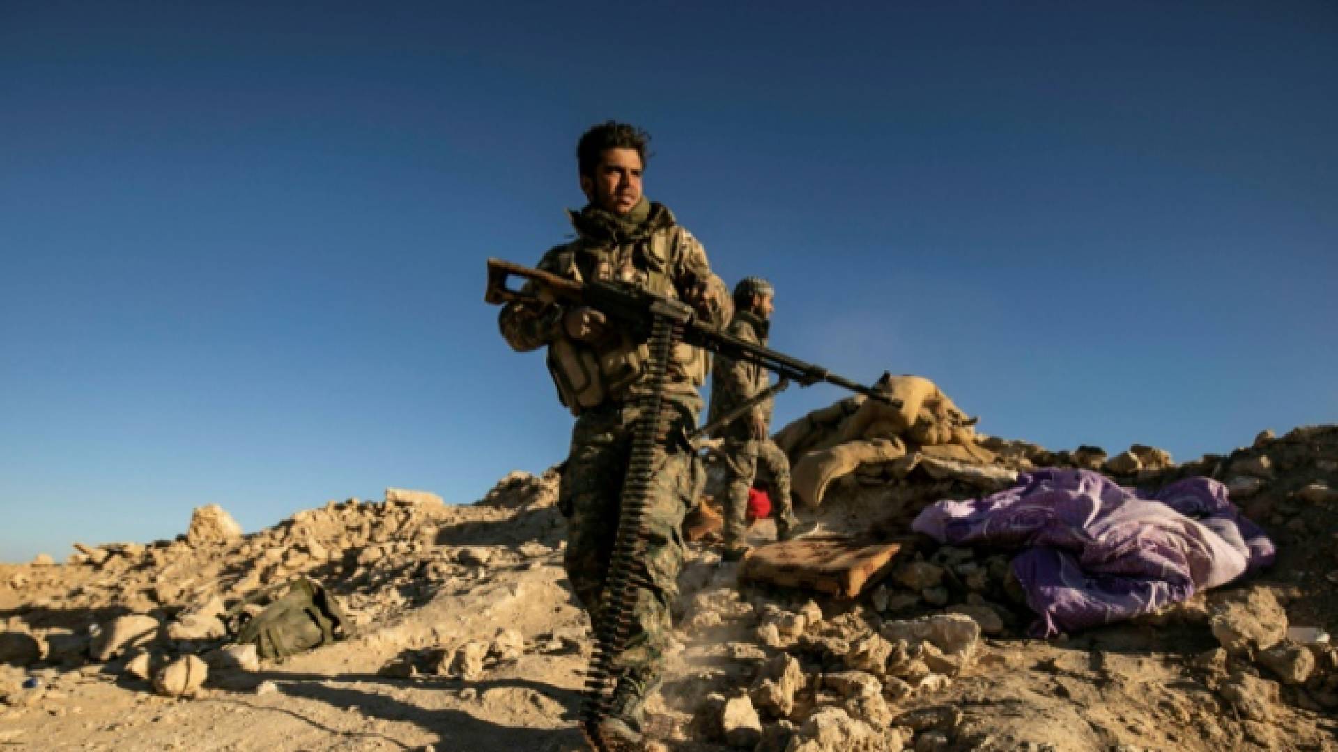 مقاتلون من قوات سوريا الديموقراطية في الباغوز في شرق سوريا