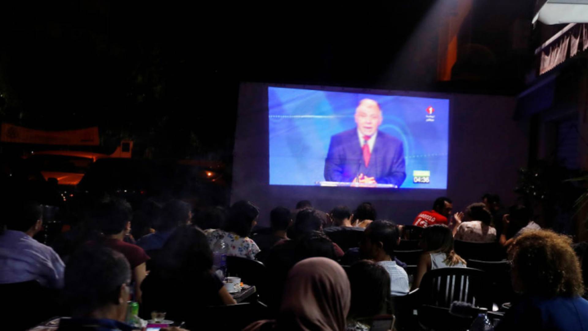 تونسيون يتابعون مناظرة تلفزيونية بين المرشحين للرئاسة في مقهى بوسط العاصمة