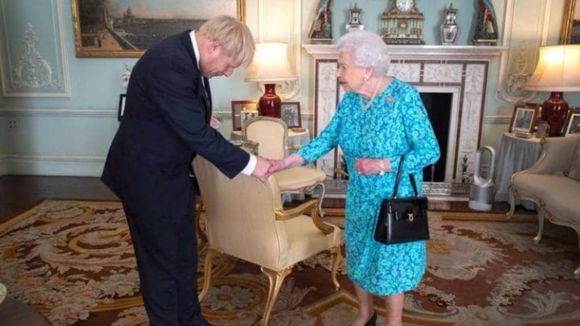 الملكة إليزابيث وبوريس جونسون