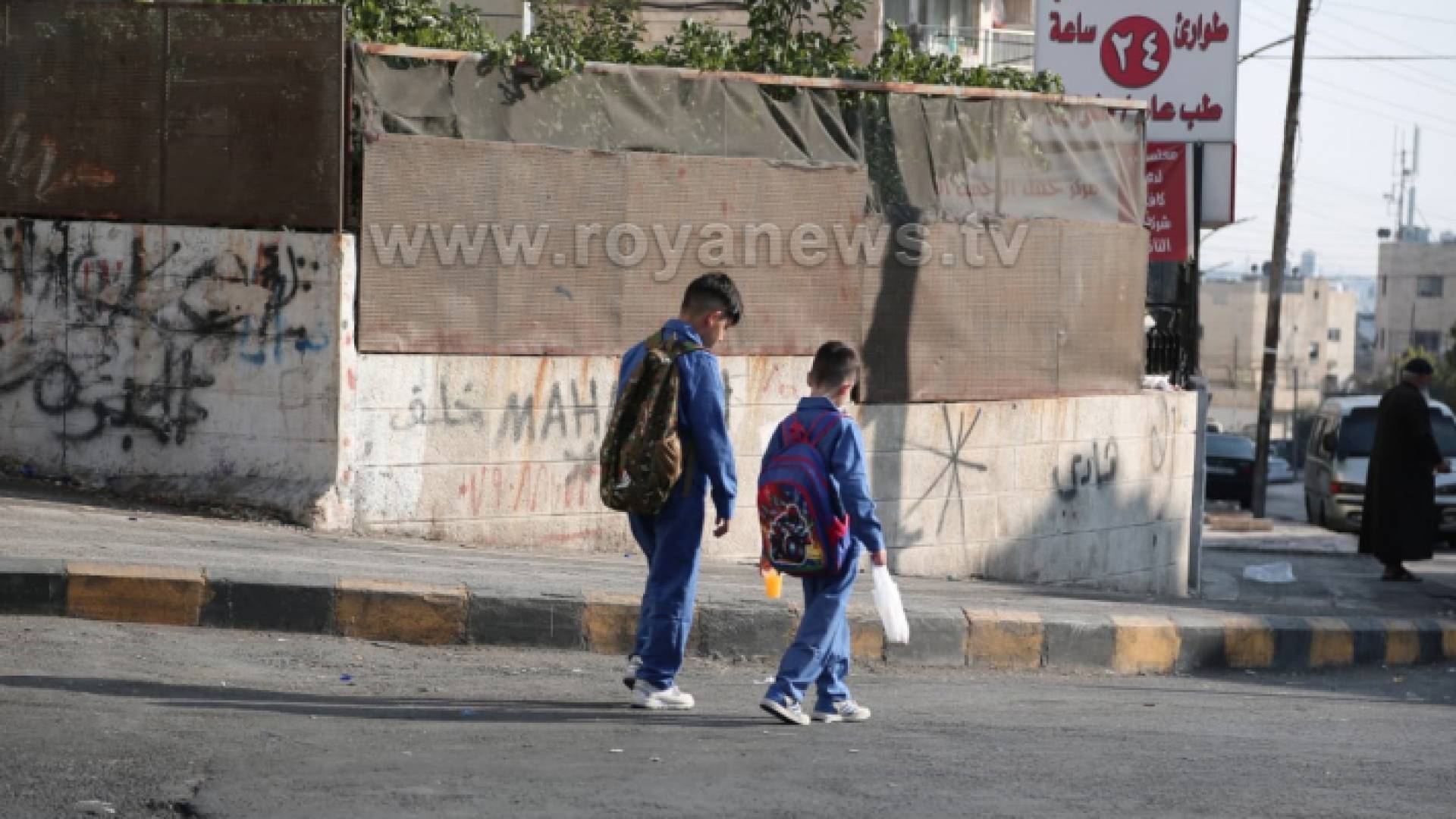 طلبة ذاهبون الى مدارسهم التي تشهد اضرابا