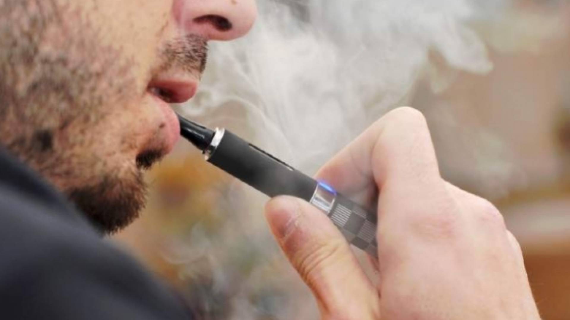 أمريكا تحقق في سبب اصابة 450 شخصا بأمراض الرئة ووفاة 5 اشخاص جراء التدخين الالكتروني