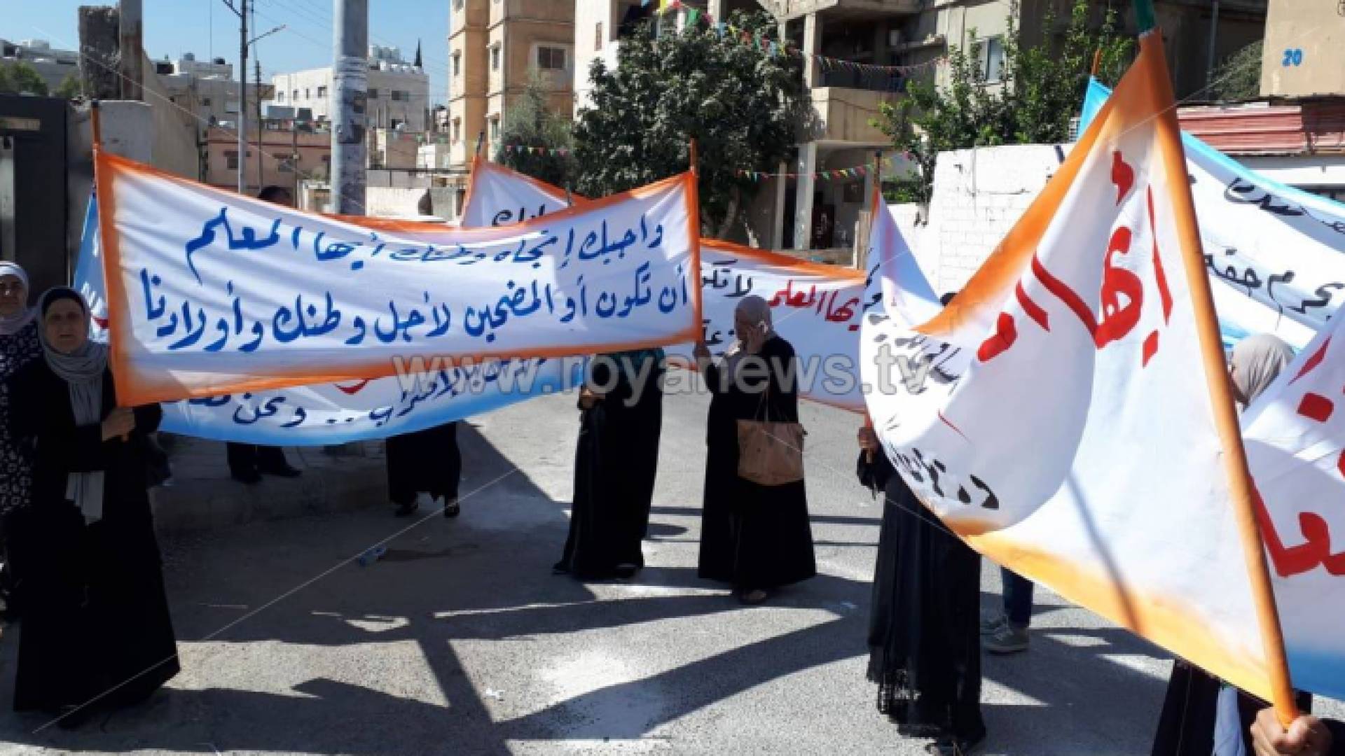 عدد من اولياء امور الطلبة ينفذون وقفة احتجاجية امام مدرسة بلال بن رباح في عمان