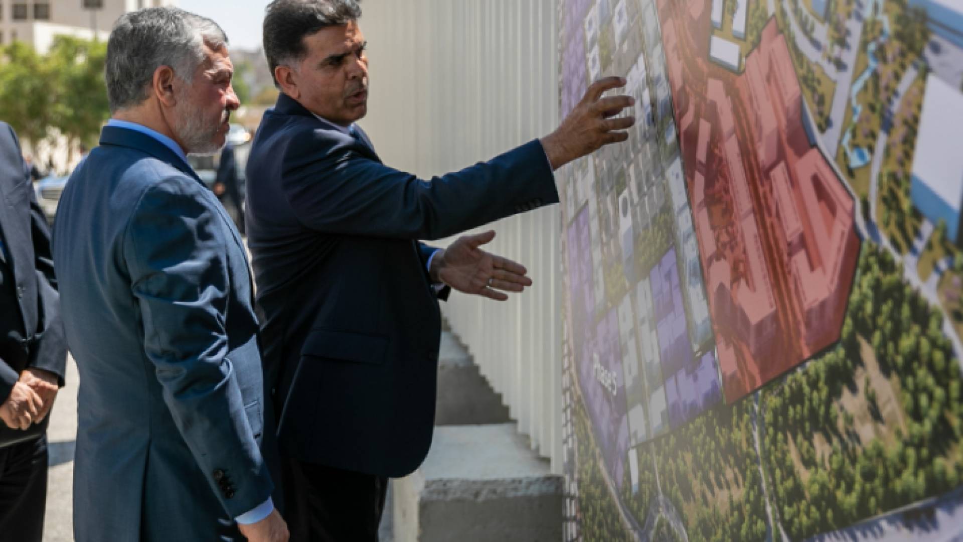 الملك يزور مجمع الملك الحسين للأعمال ويطلع على سير العمل في مشروع توسعته