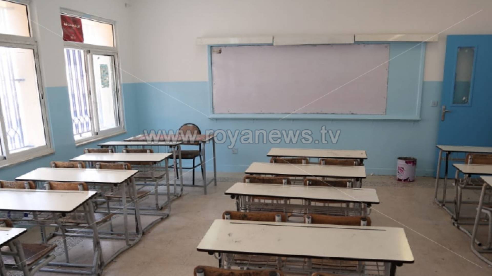 طلبة ذاهبون الى مدارسهم التي تشهد اضرابا