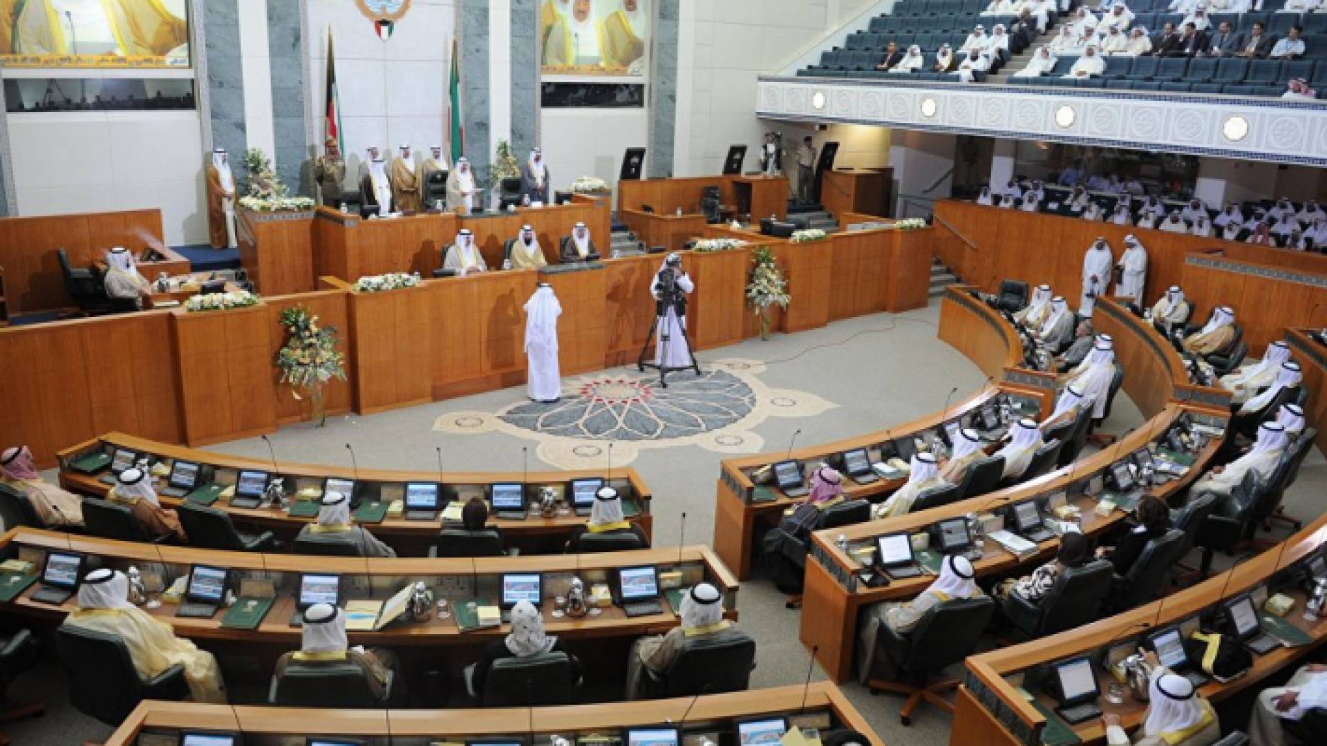 يقترح القانون تغريم كل من يخل بالآداب العامة