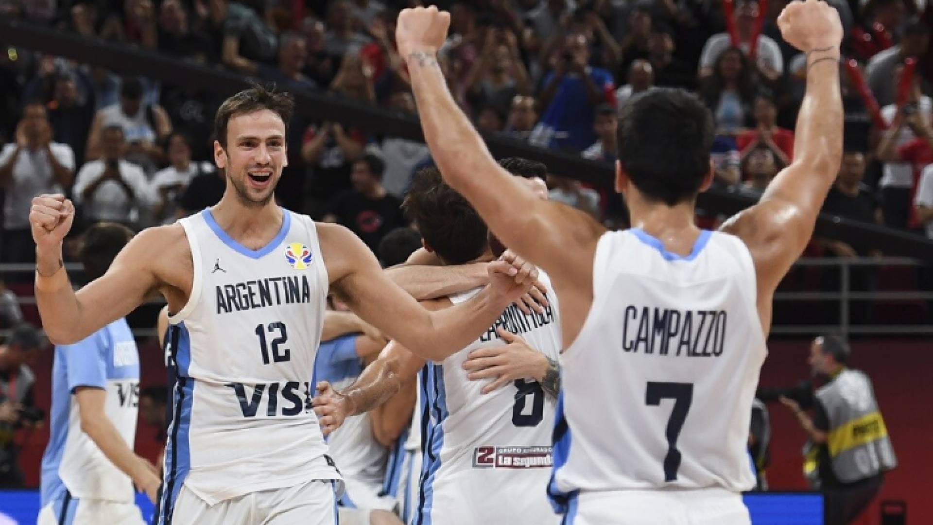 لاعبو المنتخب الأرجنتيني يحتفلون بالتأهل الى نهائي بطولة العالم لكرة السلة