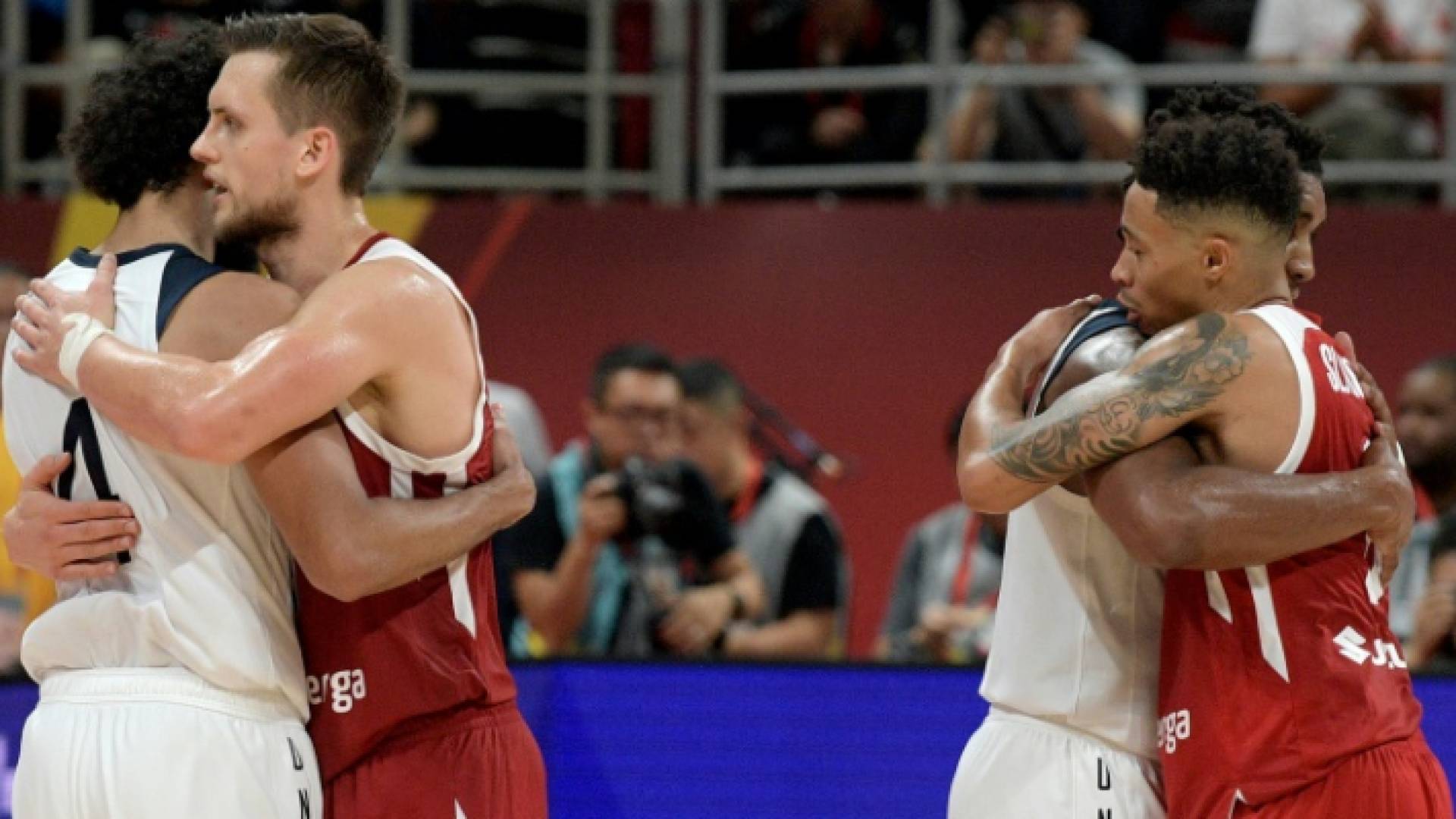 لاعبو المنتخبين الأمريكي والبولندي في ختام مباراتهما ضمن كأس العالم لكرة السلة