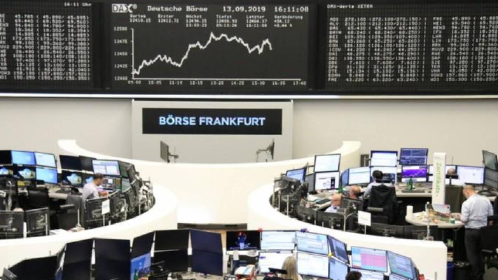 متعاملون أثناء التداول في بورصة فرانكفورت