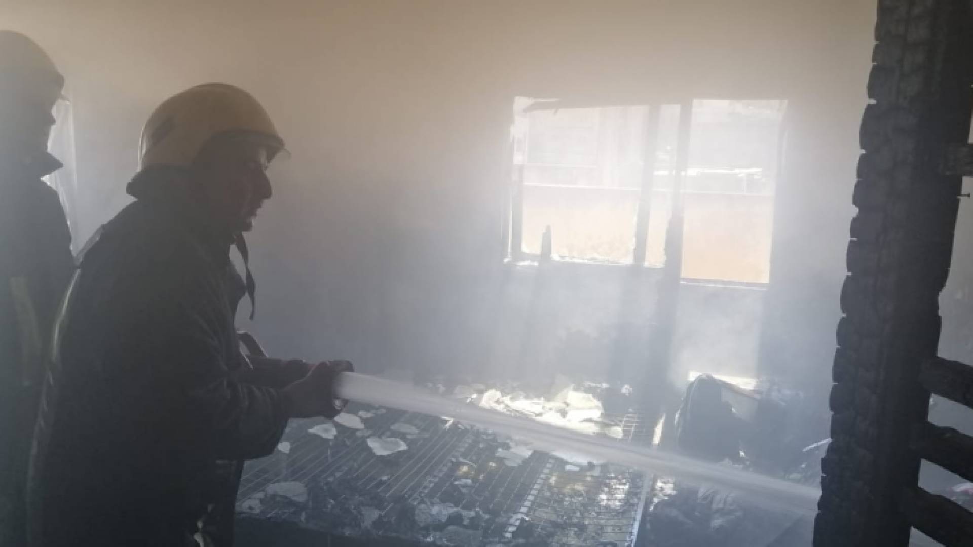 جانب من اخماد الحريق