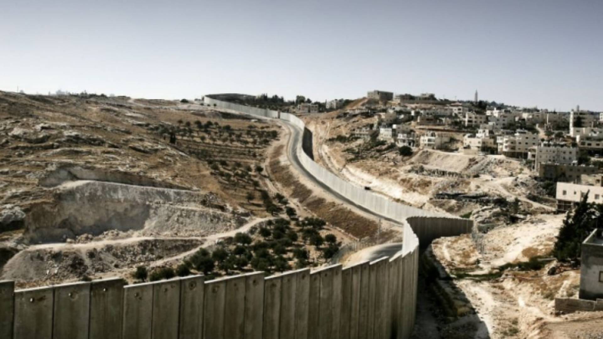 الجدار العازل