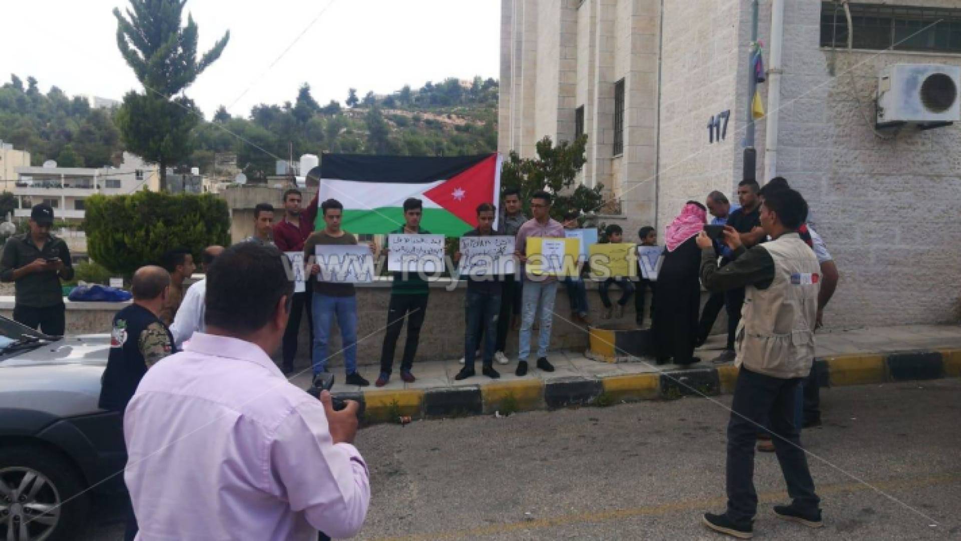 طلبة وأولياء أمور في عجلون يطالبون المعلمين بوقف الاضراب