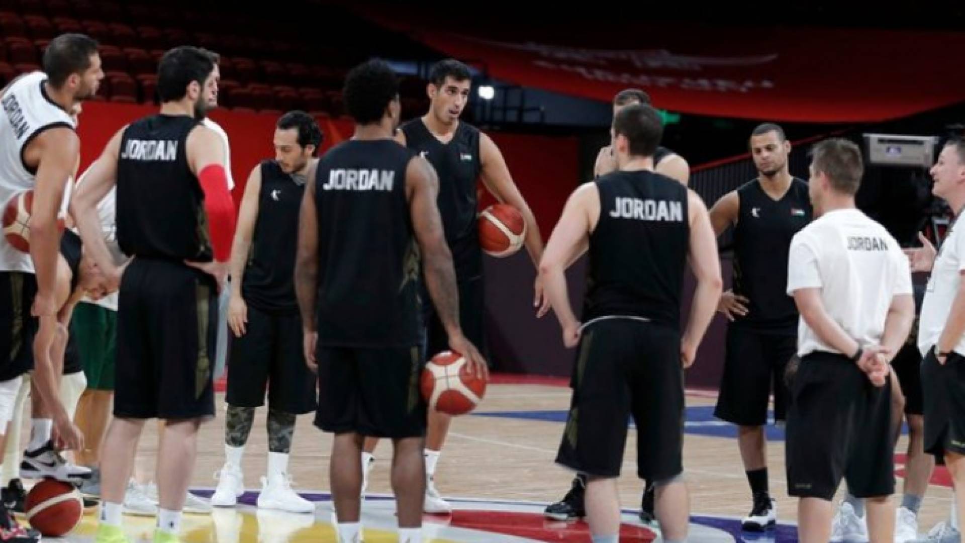 منتخب الكرة يستأنف تدريباته بمشاركة 12 لاعبا