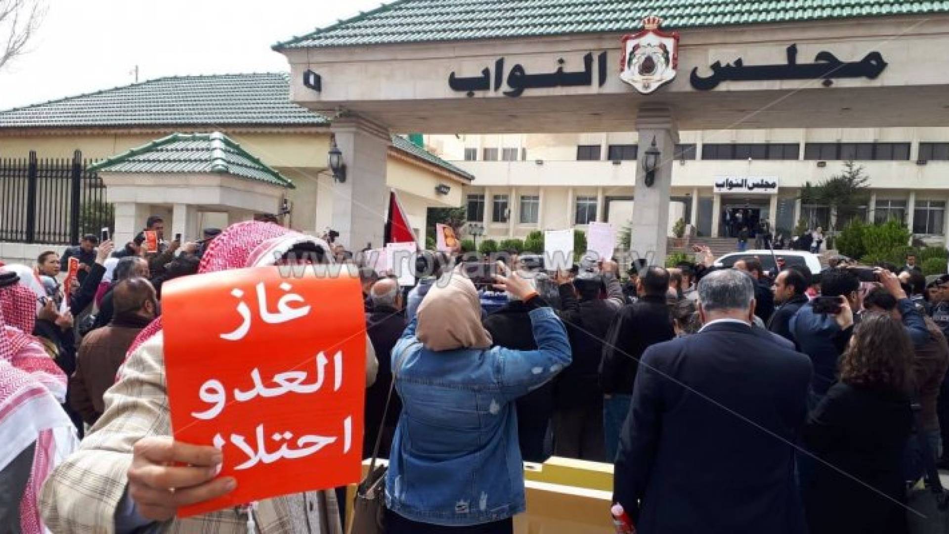 من الاحتجاجات على اتفاقية الغاز - ارشيفية