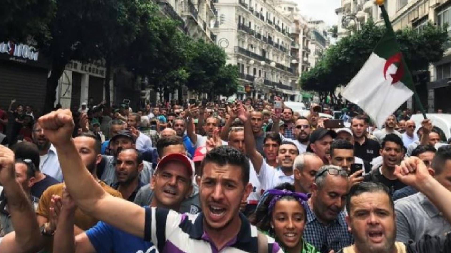 قائد الجيش الجزائري يتخذ إجراء جديدا لتقييد الحركة الاحتجاجية