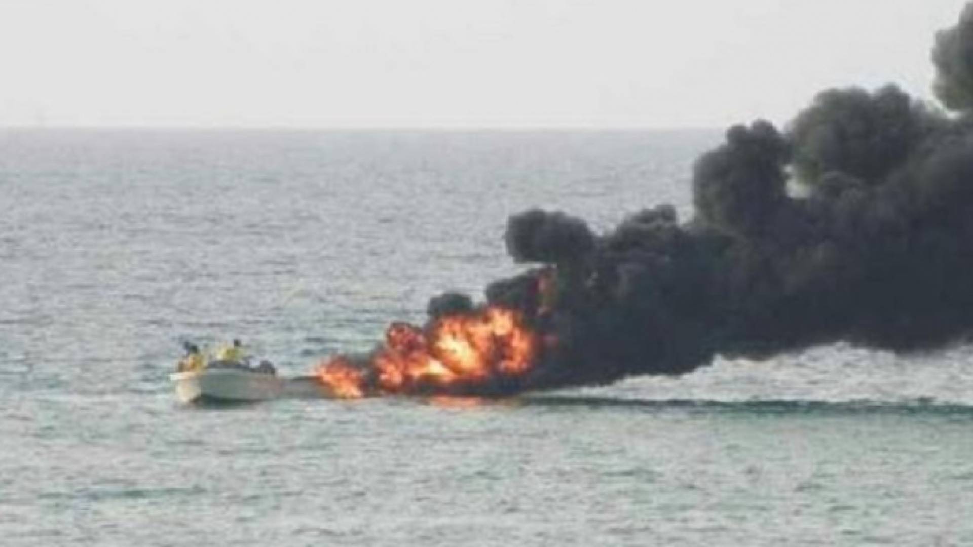 قوات التحالف تدمر زورقا مسيرا أطلقه الحوثيون لشن عمل إرهابي