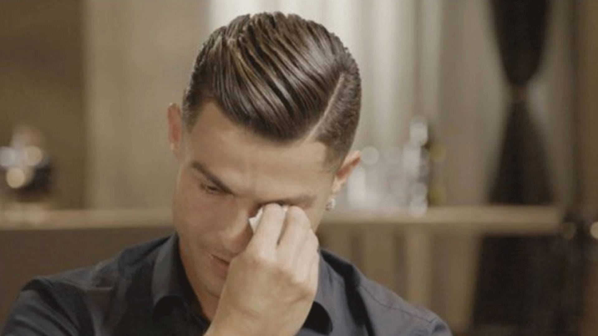 رونالدو يبحث عن سيدة لرد الجميل لها