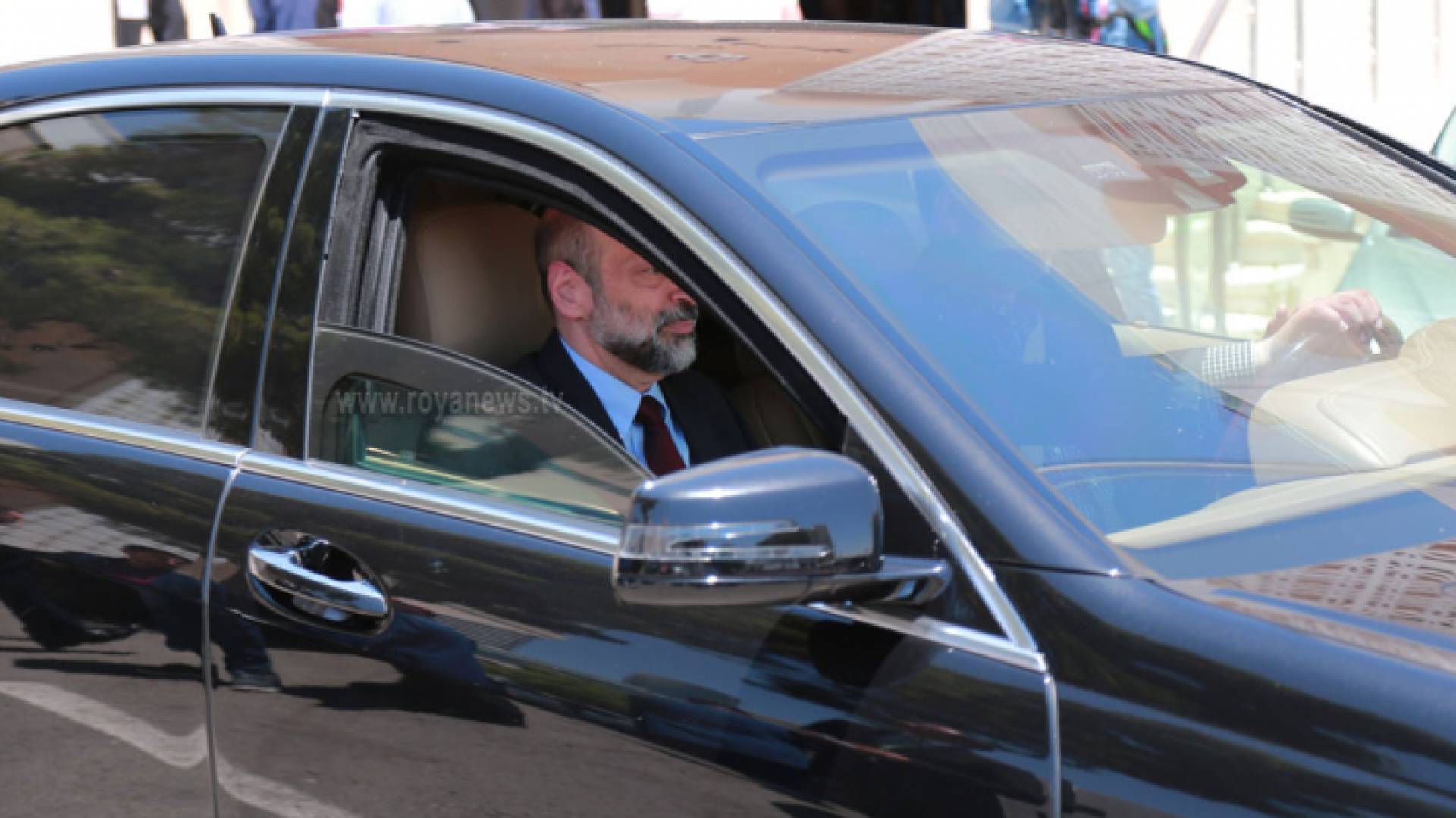 رئيس الوزراء عمر الرزاز خلال زيارته الزرقاء