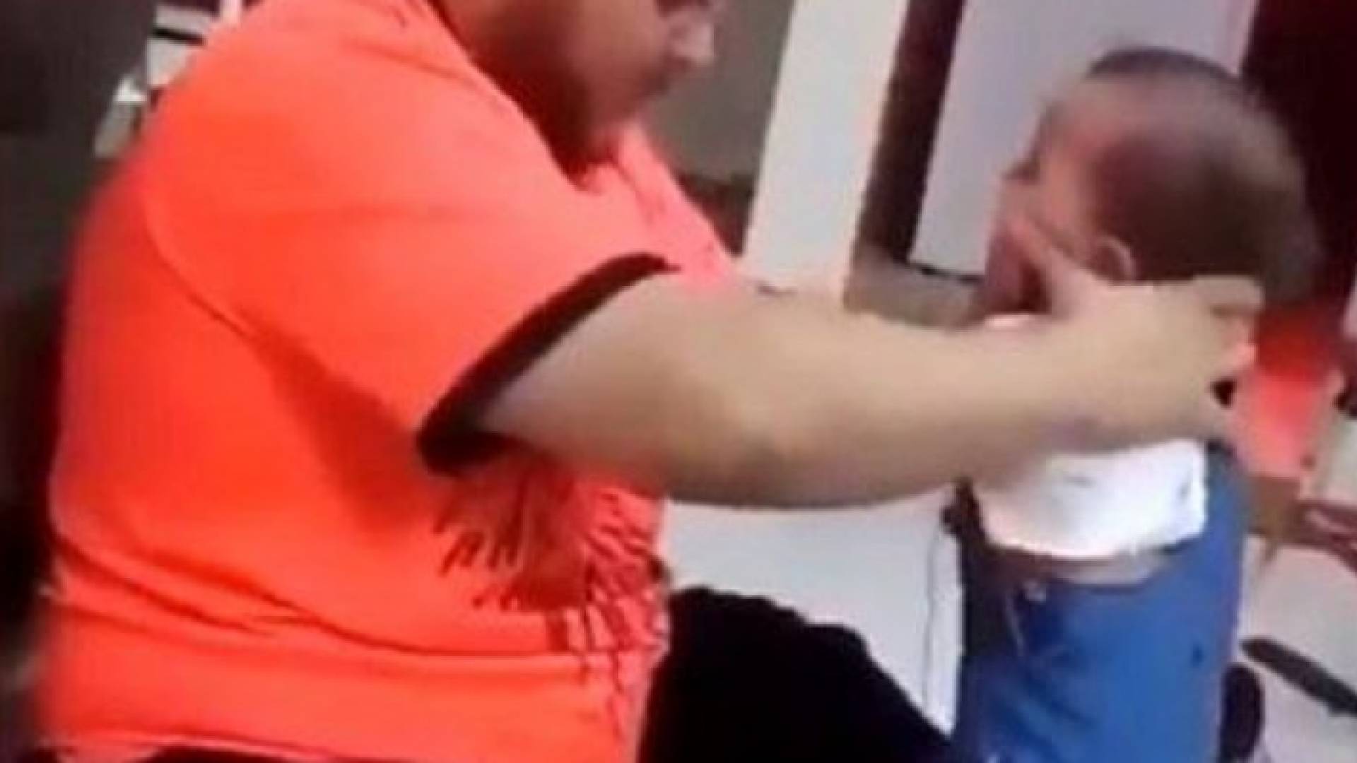 خلال تعنيف طفلته