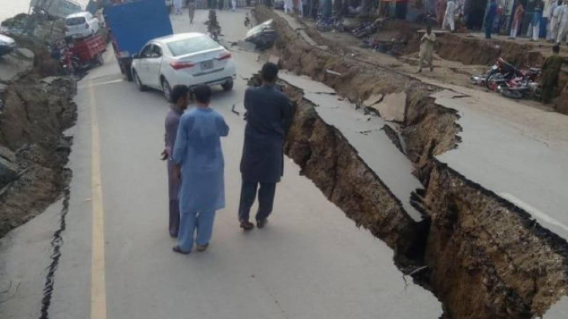 عشرات القتلى والجرحى بزلزال ضرب باكستان